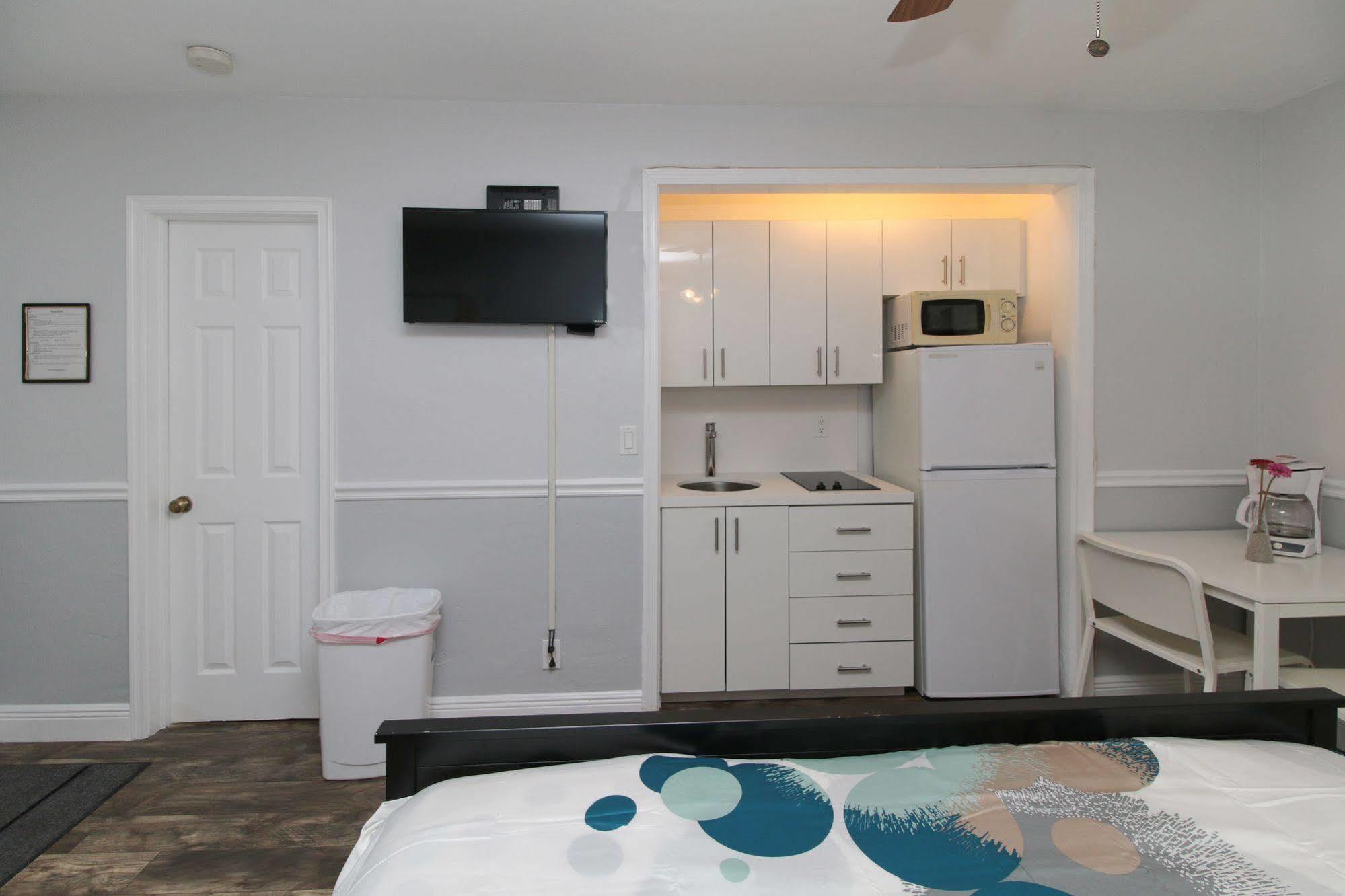 The Dolphin Motel 3*